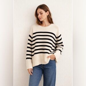 GAP cream and black oversized split hem crewneck sweater. Small. EUC.